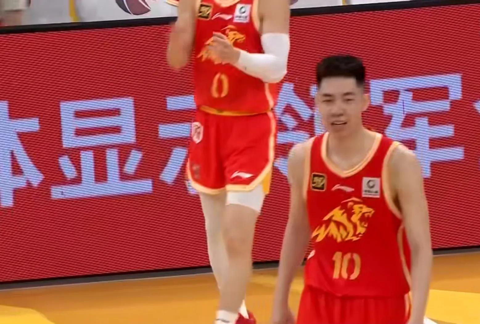 广厦男篮发布备战花絮,转会期更衣室发声,NBA常规赛任务艰巨,年轻球员获得机会的简单介绍 广厦男篮发布备战花絮,转会期更衣室发声,NBA常规赛任务艰巨,年轻球员获得机会的简单介绍