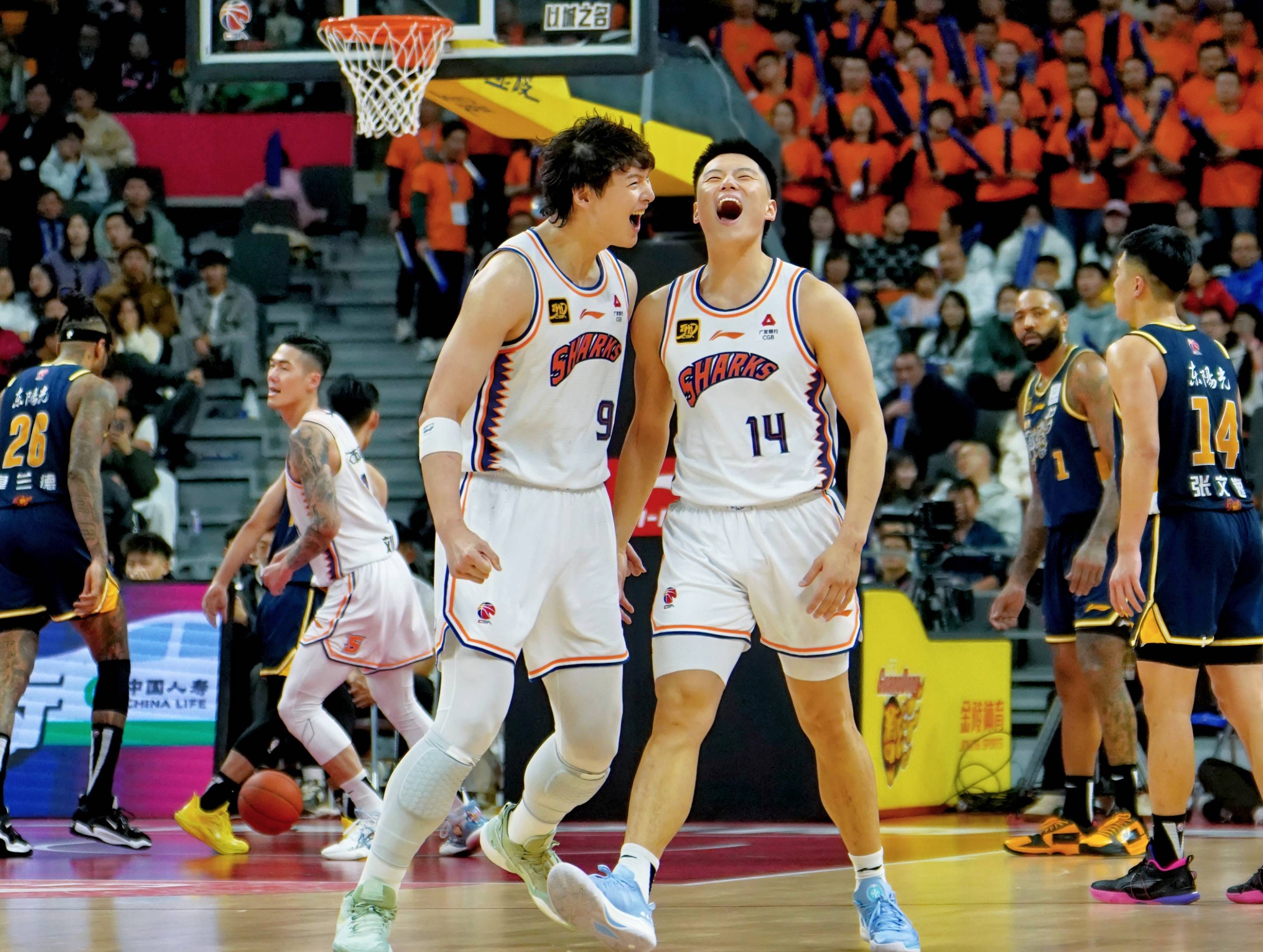 关于埃因霍温迎CBA季后赛关键赛；集结日再遭质疑；媒体盛赞；年轻球员得到机会的信息